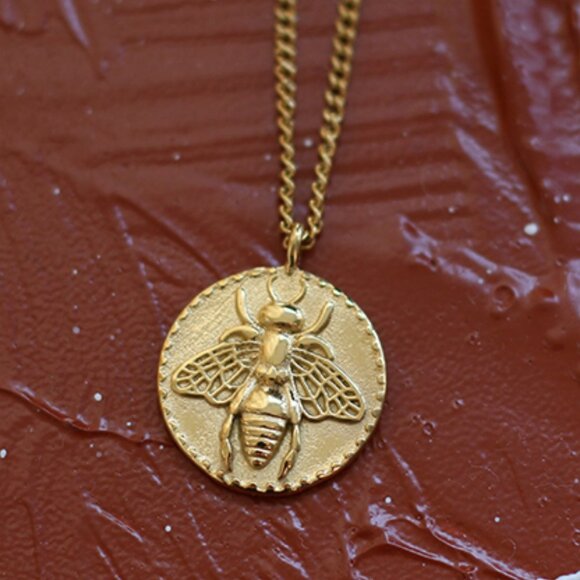 NEW 18K Gold Plated Textured Bee Round Pendant Necklace